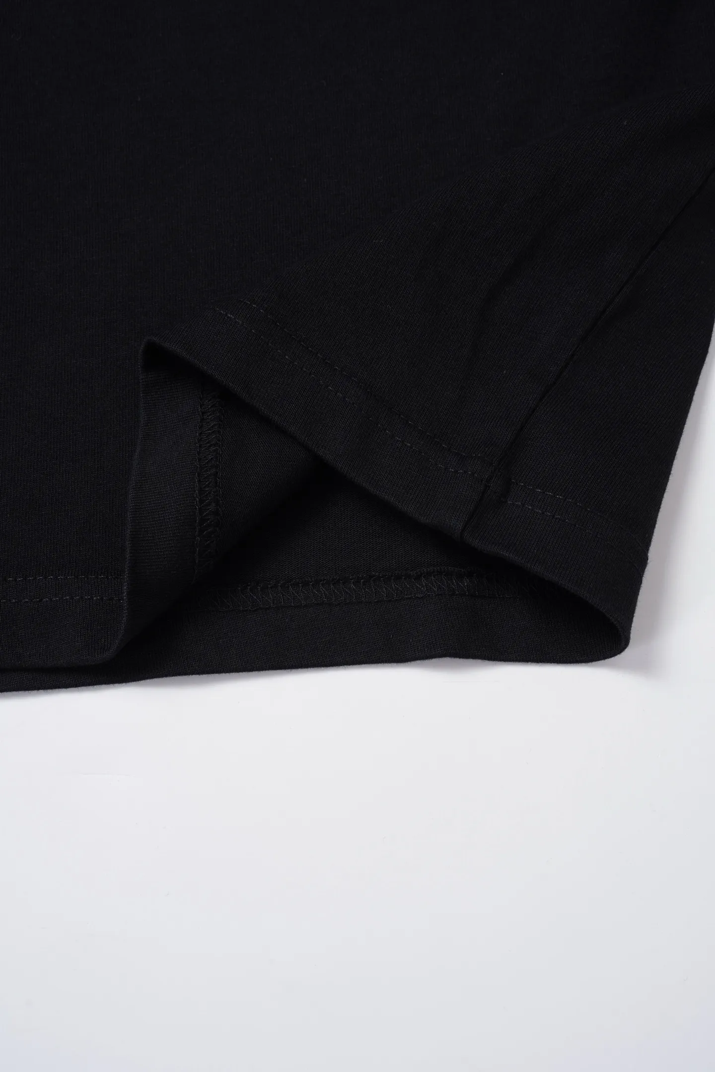 Moncler/ 2026Retro M T Moncler 2026New Arrival Retro M ， Black White Same Style。 ， ， ； ， Breathable ， + ， 。 ， Retro ， ， 。 Size：XS S M L ：Black White
